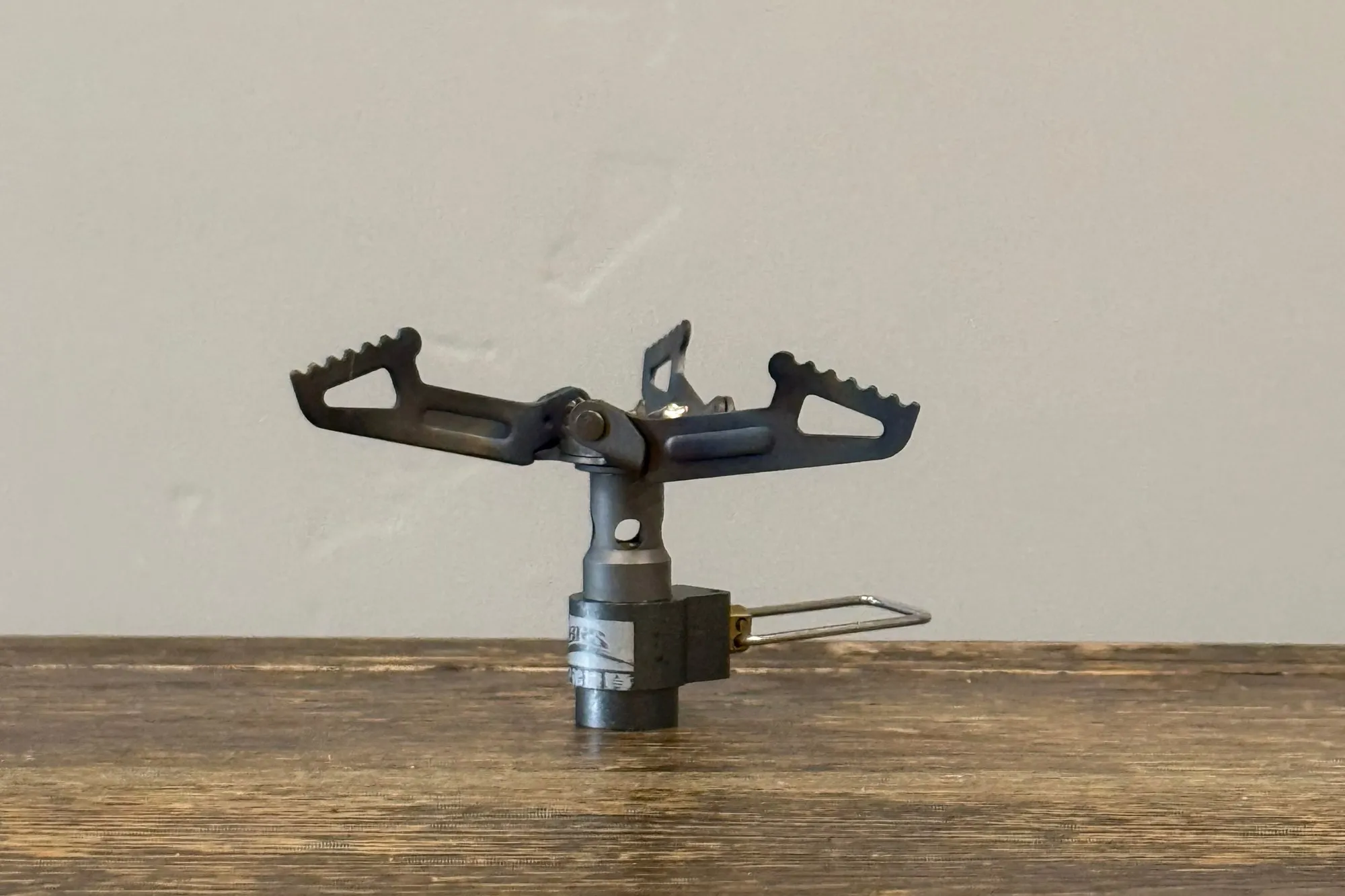 The BRS-3000T unfolded with its three pot supports open on a table